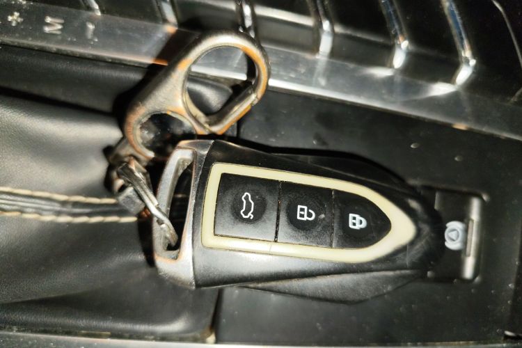 众泰SR9 2017款 2.0T 自动极致之光版中控内饰7001