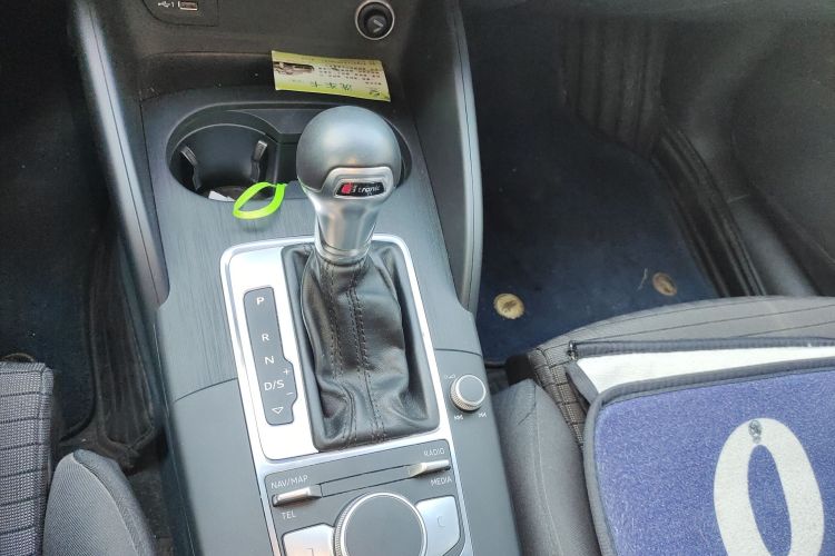 奥迪A3 2018款 30周年年型 Limousine 35 TFSI 运动型中控内饰18