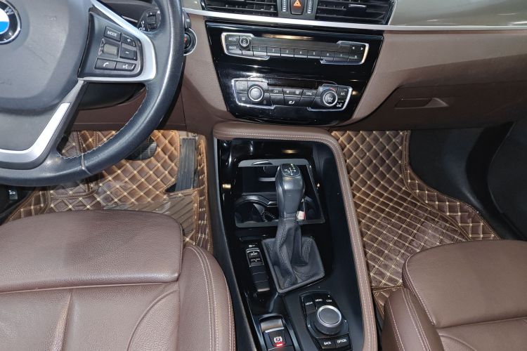 宝马X1 2019款 sDrive18Li 尊享型中控内饰16