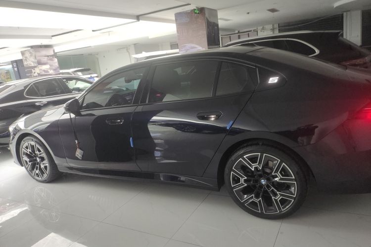 宝马5系 2025款 530Li 尊享型 M运动套装车身外观4