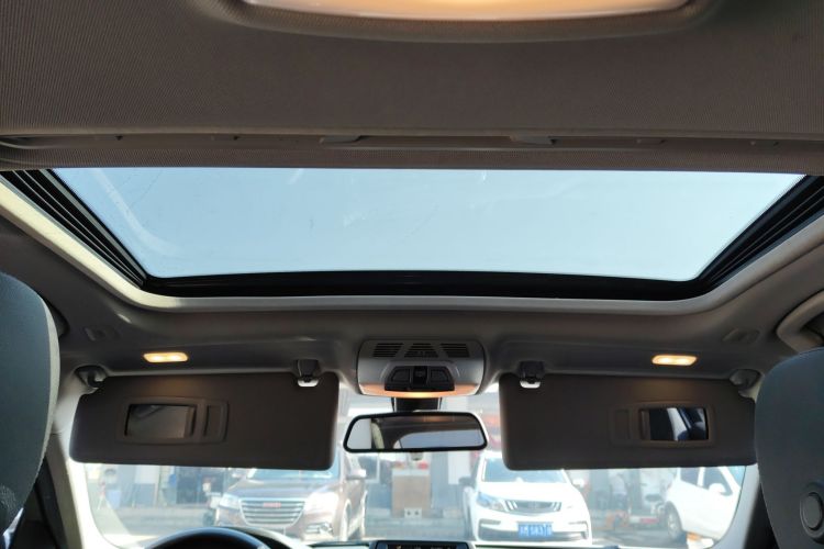 宝马3系 2016款 316i 时尚型中控内饰22