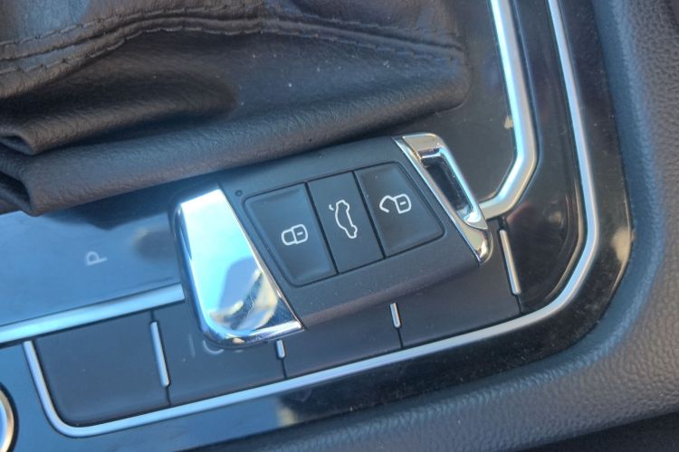 大众 迈腾 2023款 200万辆纪念版 330TSI DSG领先型中控内饰7001