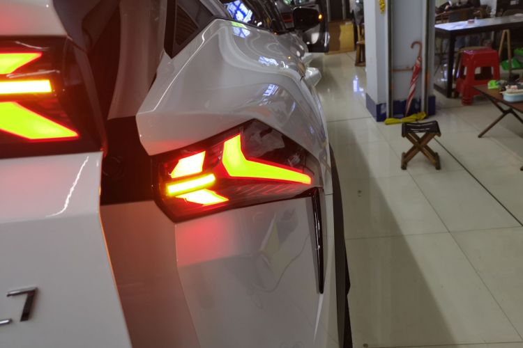 吉利银河 银河L7 2024款 1.5T 115km MAX  龙腾版车身外观9