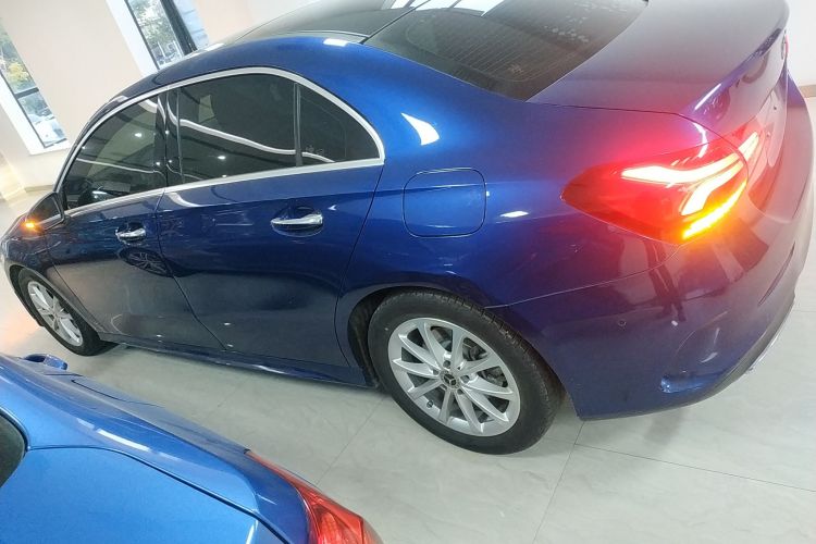 奔驰A级 2022款 A 200 L 运动轿车动感型车身外观4