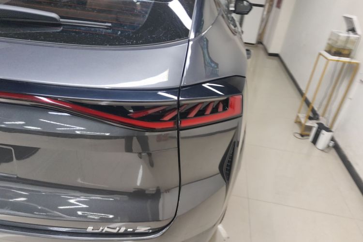 长安UNI-Z 2025款 1.5T 豪华型车身外观9