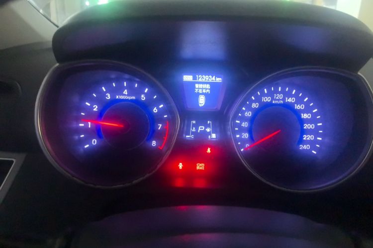 现代 朗动 2016款 1.6L 自动尊贵型中控内饰14