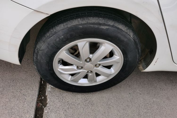 起亚K2 2015款 三厢 1.4L MT GLS车身外观6008