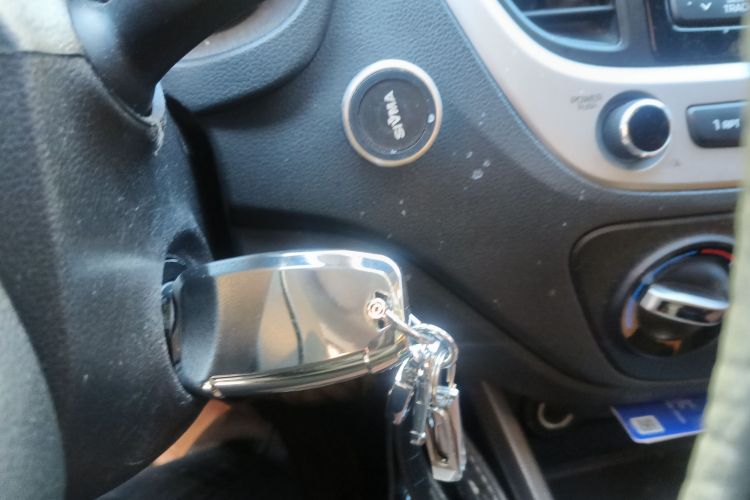 现代 悦纳 2016款 1.4L 手动炫酷版GLS中控内饰11