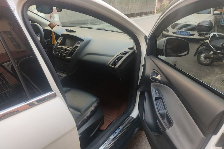 福特 福克斯 2012款 两厢 1.6L 手动舒适型局部细节9005