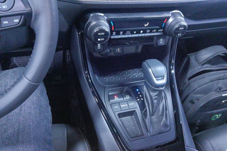 丰田 威兰达 2024款 2.0L CVT两驱豪华PLUS版中控内饰18