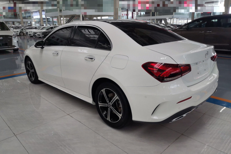 奔驰A级 2022款 改款三 A 200 L 运动轿车时尚型车身外观4