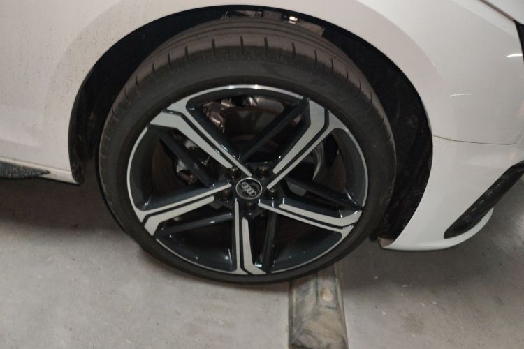 奥迪A4L 2025款 200万辆悦享版 40 TFSI 豪华动感型车身外观10