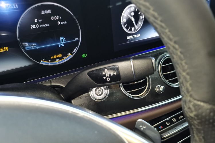 奔驰E级 2017款 E 300 L 运动豪华型中控内饰18