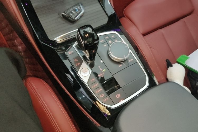 宝马X4 2022款 xDrive 25i M运动套装中控内饰18