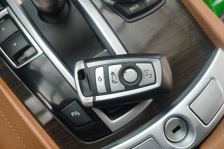 宝马7系 2014款 730Li 臻享型中控内饰11