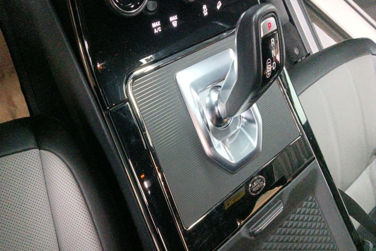 路虎 揽胜极光 2020款 249PS R-DYNAMIC S 曜黑运动科技版中控内饰18