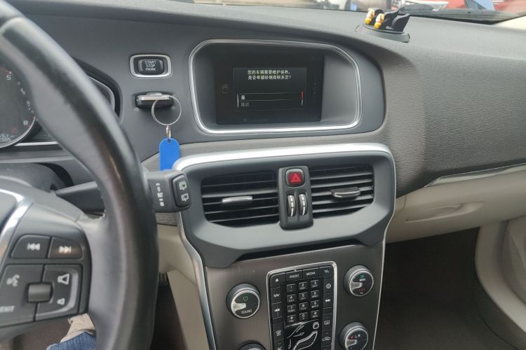 沃尔沃V40 2016款 T3 智逸版中控内饰16