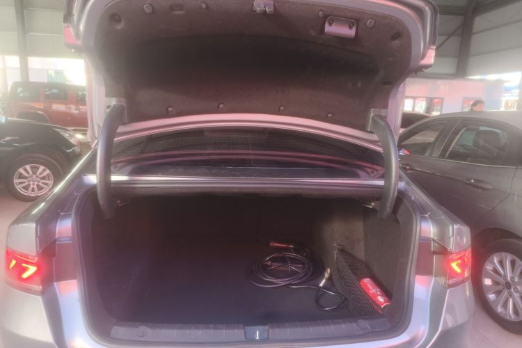 比亚迪 秦PLUS 2023款 冠军版 DM-i 55KM领先型机舱底盘23