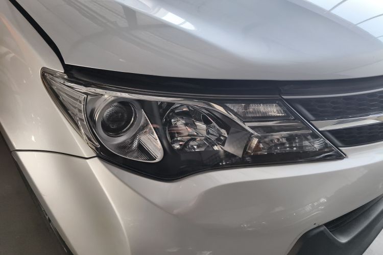 丰田 RAV4荣放 2015款 2.0L CVT四驱新锐版车身外观8