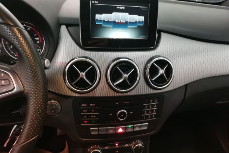 奔驰B级 2015款 B 200 动感型中控内饰16