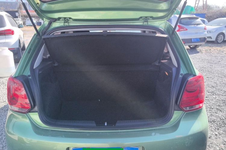 大众 Polo 2013款 1.4L 手动风尚版机舱底盘23