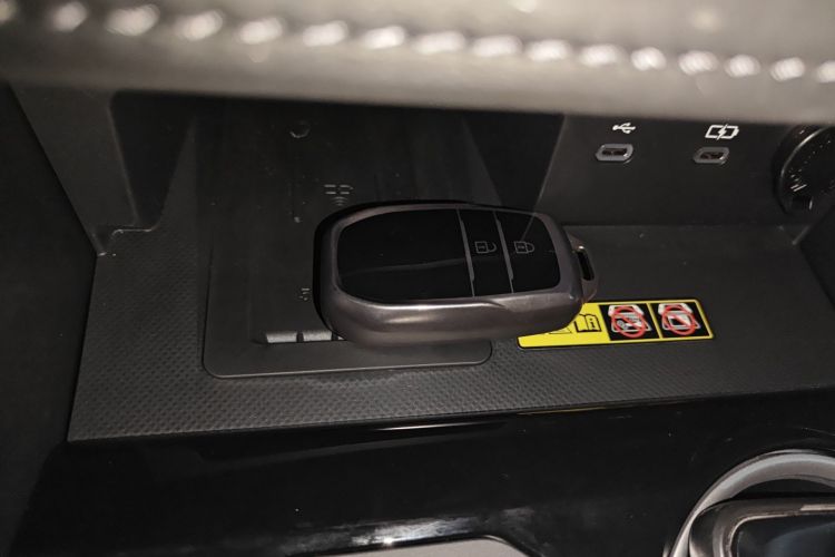 丰田 汉兰达 2026款 2.5L智能电混双擎两驱精英版 5座中控内饰7001