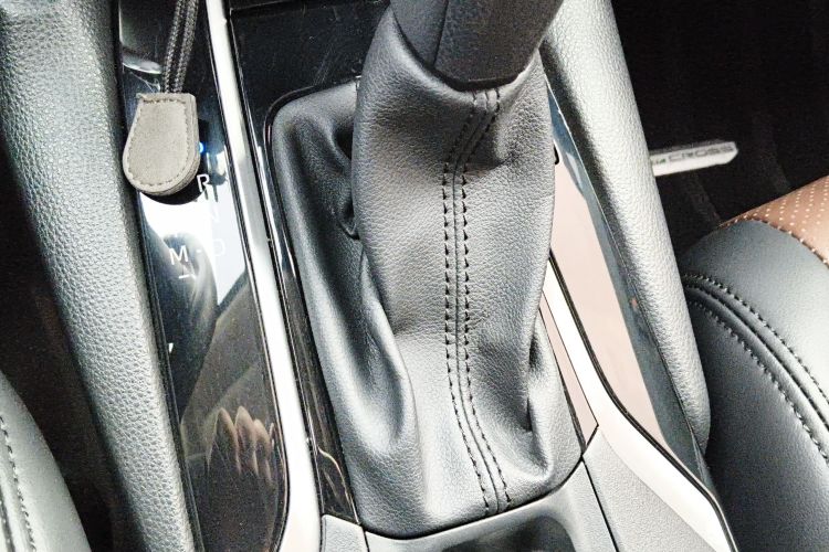 丰田 卡罗拉锐放 2023款 2.0L 精英版中控内饰18