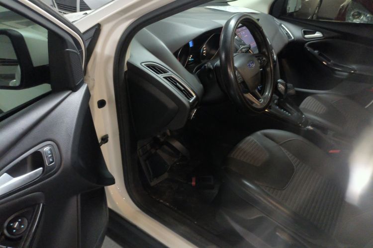 福特 福克斯 2015款 三厢 1.6L 自动风尚型中控内饰20