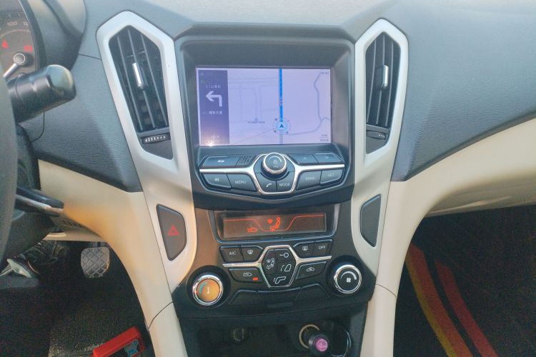 奇瑞 艾瑞泽7 2015款 1.6L 手动致尚版中控内饰16