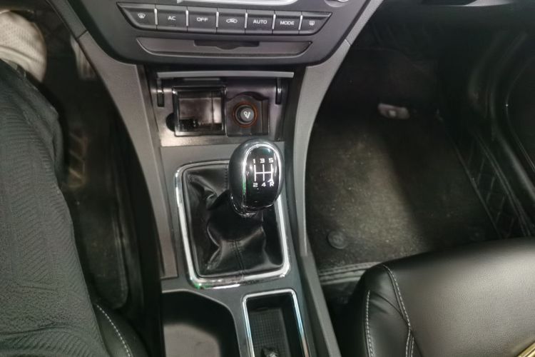 吉利汽车 帝豪 2017款 三厢百万款 1.5L 手动向上版中控内饰18