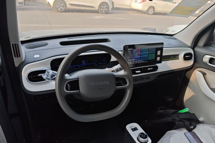 吉利银河 2025款 210km 熊猫卡丁中控内饰12