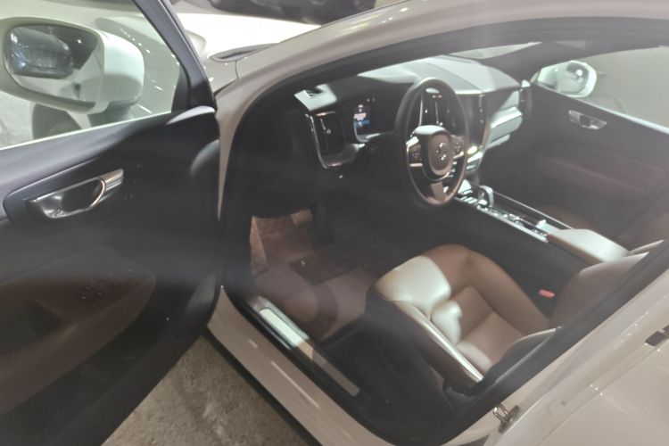 沃尔沃XC60 2025款 B5 四驱智逸豪华版中控内饰7003