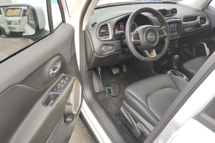 Jeep 自由侠 2018款 互联大屏版 180T 自动高能版中控内饰20