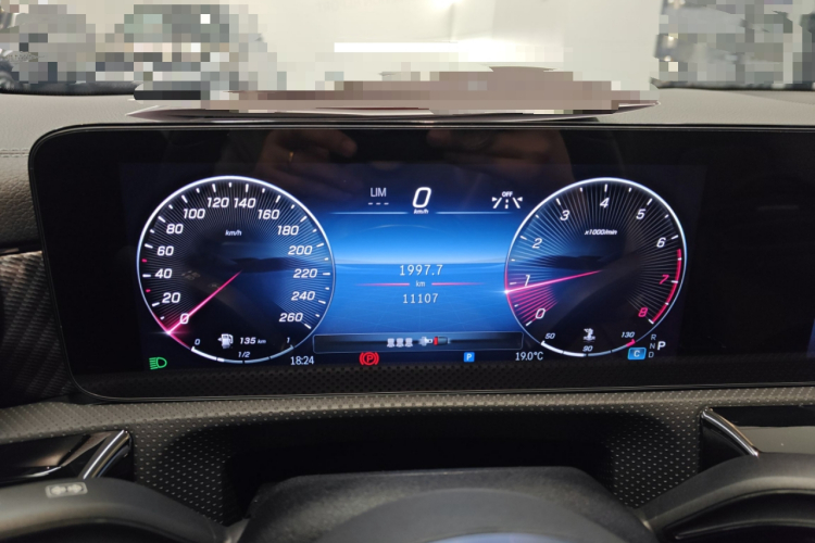 奔驰A级 2023款 A 200 L 动感型中控内饰14