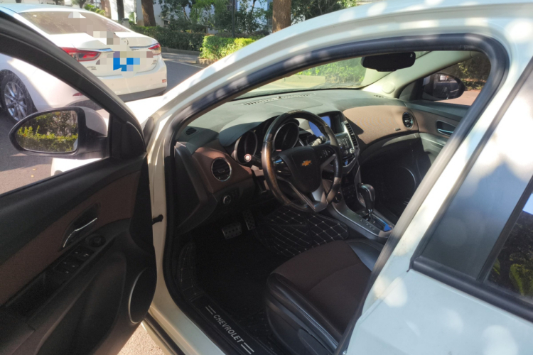 雪佛兰 科鲁兹 2013款 掀背 1.6L 自动豪华型中控内饰20