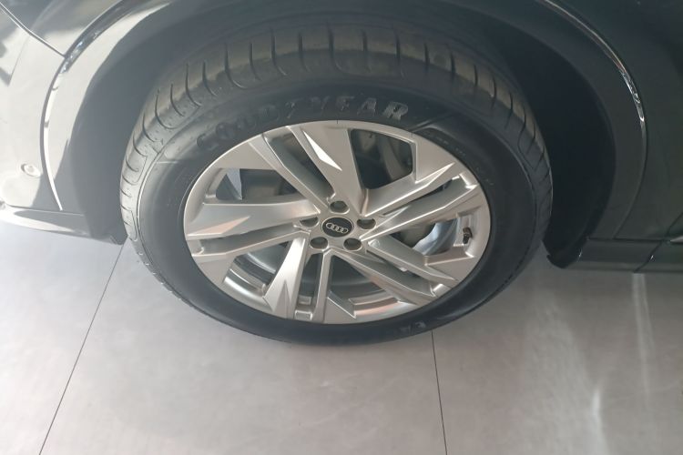 奥迪Q7 2023款 45 TFSI quattro S line运动型车身外观6007