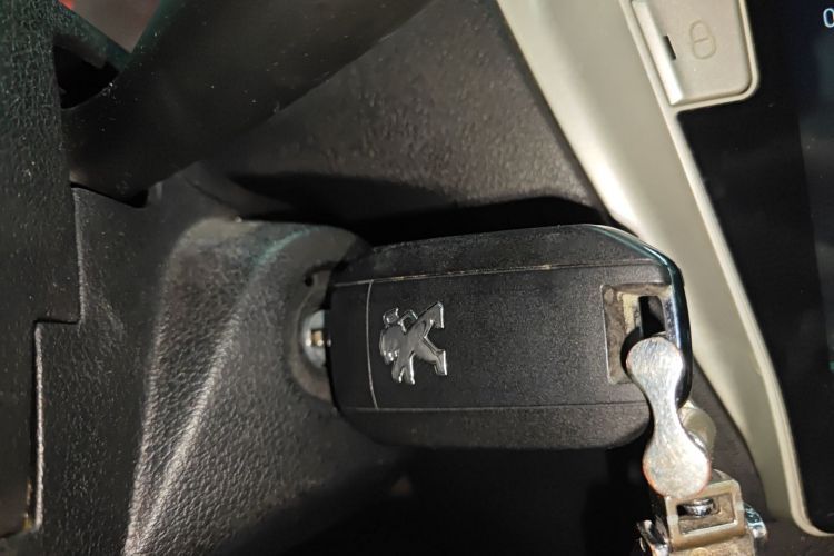 标致301 2016款 1.6L 手动舒适版中控内饰11