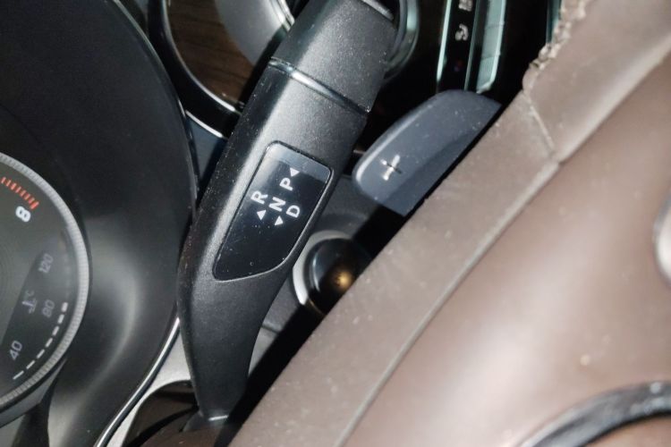 奔驰GLC 2019款 GLC 260 L 4MATIC 动感型中控内饰18