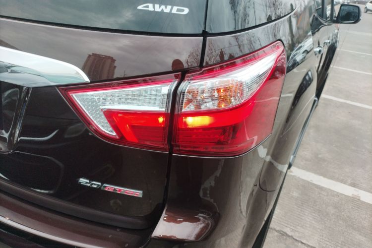 五十铃 mu-X牧游侠 2022款 2.0T 汽油自动四驱劲悦型 5座车身外观9