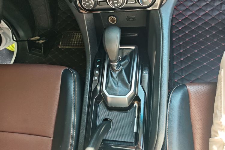 江铃 驭胜S350 2016款 2.0T 自动两驱汽油豪华版5座中控内饰18