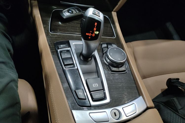 宝马7系 2014款 730Li 臻享型中控内饰18