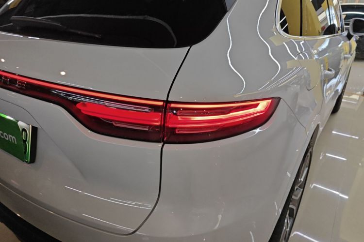 保时捷 Cayenne新能源 2021款 Cayenne E-Hybrid 2.0T车身外观9