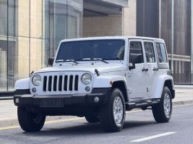 Jeep 牧马人  3.0L Sahara 四门舒享版