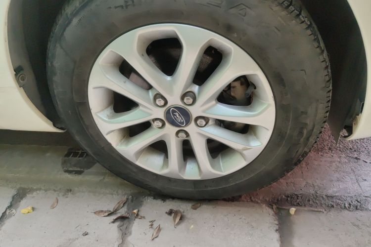 福特 福克斯 2013款 两厢经典 1.8L 自动基本型车身外观6007