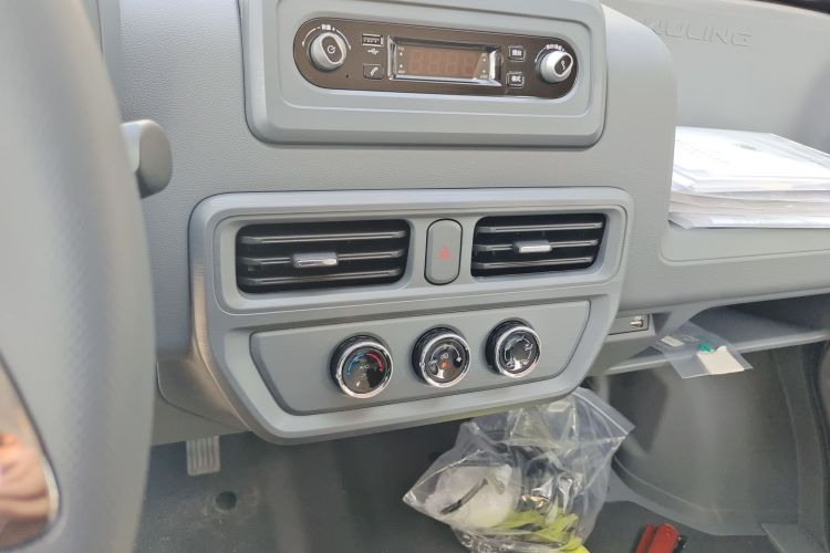 五菱汽车 五菱扬光 2024款 300KM 舒适型客车版 75kW中控内饰16