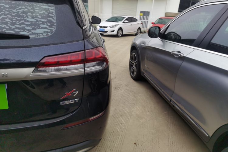 长安欧尚X7 2020款 1.5T 人脸识别全自动泊车太空逍遥版车身外观9