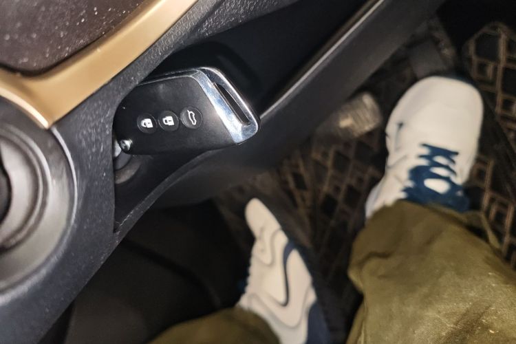 宝骏KiWi EV 2021款 设计师 磷酸铁锂中控内饰7001