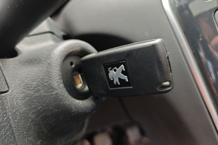 标致308 2014款 乐享版 经典 1.6L 手动优尚型中控内饰11