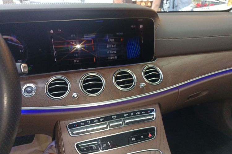 奔驰E级新能源 2022款 改款 E 350 e L 插电式混合动力轿车中控内饰16