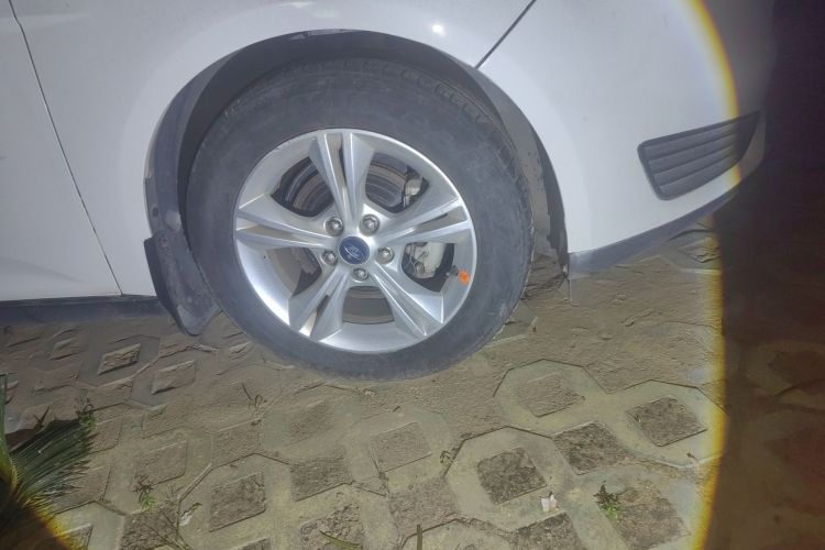 福特 福克斯 2018款 两厢经典 1.6L 自动舒适型智行版车身外观10